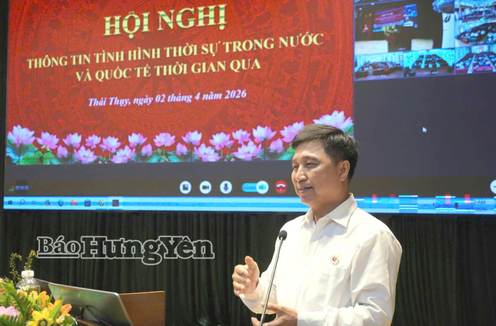 Báo cáo viên thông tin tình hình thời sự trong nước và quốc tế tại hội nghị.