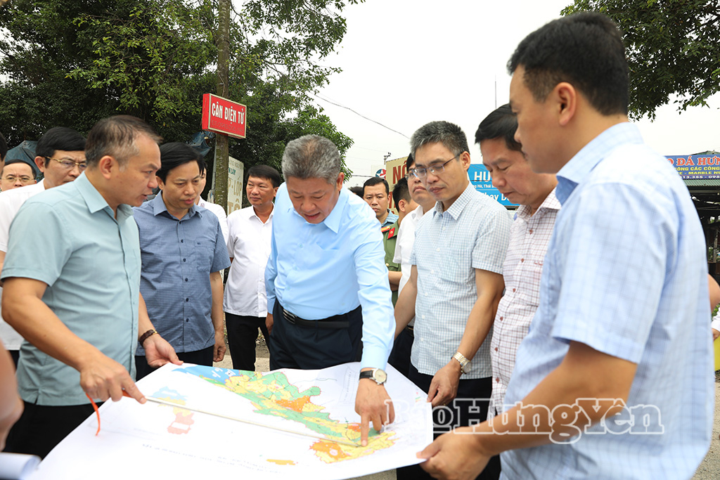 Đồng chí Phó Bí thư Tỉnh ủy Nguyễn Mạnh Quyền cùng đoàn công tác khảo sát tại nút giao Đồng Tu.