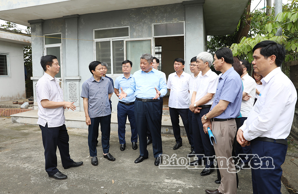 Đồng chí Phó Bí thư Tỉnh ủy Nguyễn Mạnh Quyền chỉ đạo giải quyết những tồn tại, vướng mắc tại khu vực xử lý nước thải làng nghề Phương La (xã Tiên La).