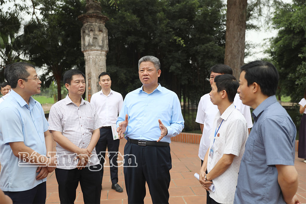 Đồng chí Phó Bí thư Tỉnh ủy Nguyễn Mạnh Quyền cùng đoàn công tác khảo sát khu vực khoáng nóng tại xã Tống Trân.