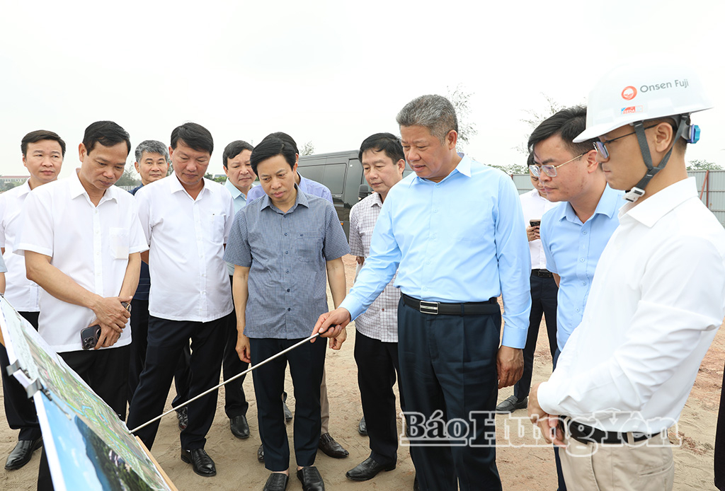 Đồng chí Phó Bí thư Tỉnh ủy Nguyễn Mạnh Quyền cùng đoàn công tác khảo sát khu vực khoáng nóng tại xã Diên Hà.