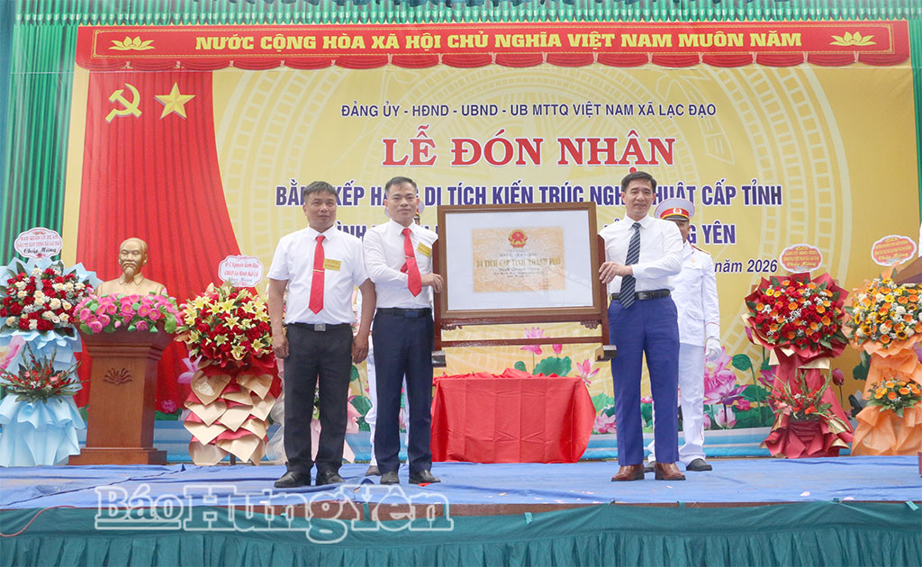 Lãnh đạo Sở Văn hóa, Thể thao và Du lịch trao Bằng xếp hạng di tích kiến trúc nghệ thuật cấp tỉnh cho đình Thanh Đặng.