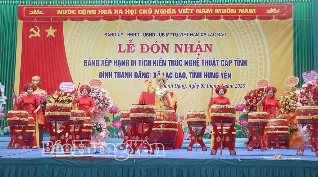 Tiết mục trống hội tại buổi lễ.