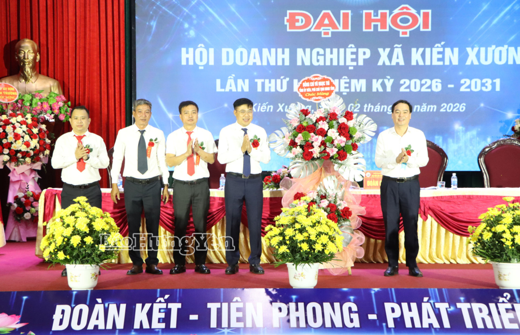 Đồng chí Vũ Ngọc Trì, Phó Chủ tịch HĐND tỉnh tặng hoa chúc mừng Đại hội.