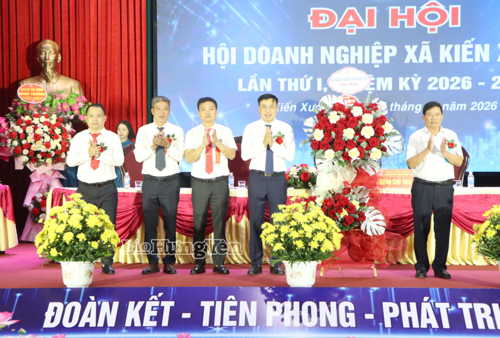 Lãnh đạo Hiệp hội Doanh nghiệp tỉnh tặng hoa chúc mừng Đại hội.