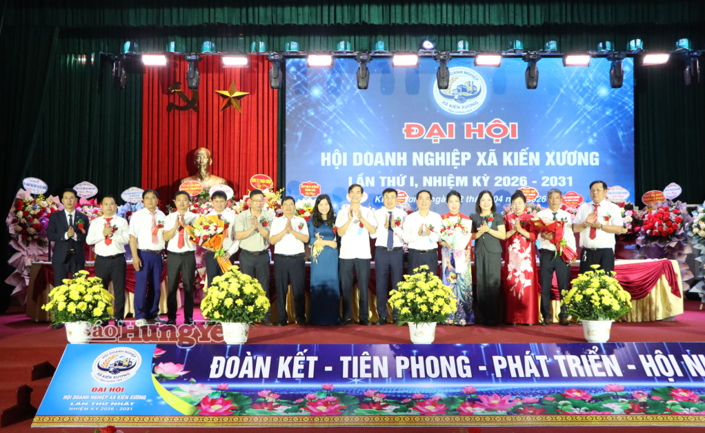 Đồng chí Vũ Ngọc Trì, Phó Chủ tịch HĐND tỉnh cùng lãnh đạo Hiệp hội Doanh nghiệp tỉnh, lãnh đạo xã Kiến Xương tặng hoa chúc mừng Ban Chấp hành Hội Doanh nghiệp xã Kiến Xương lần thứ I, nhiệm kỳ 2026–2031.