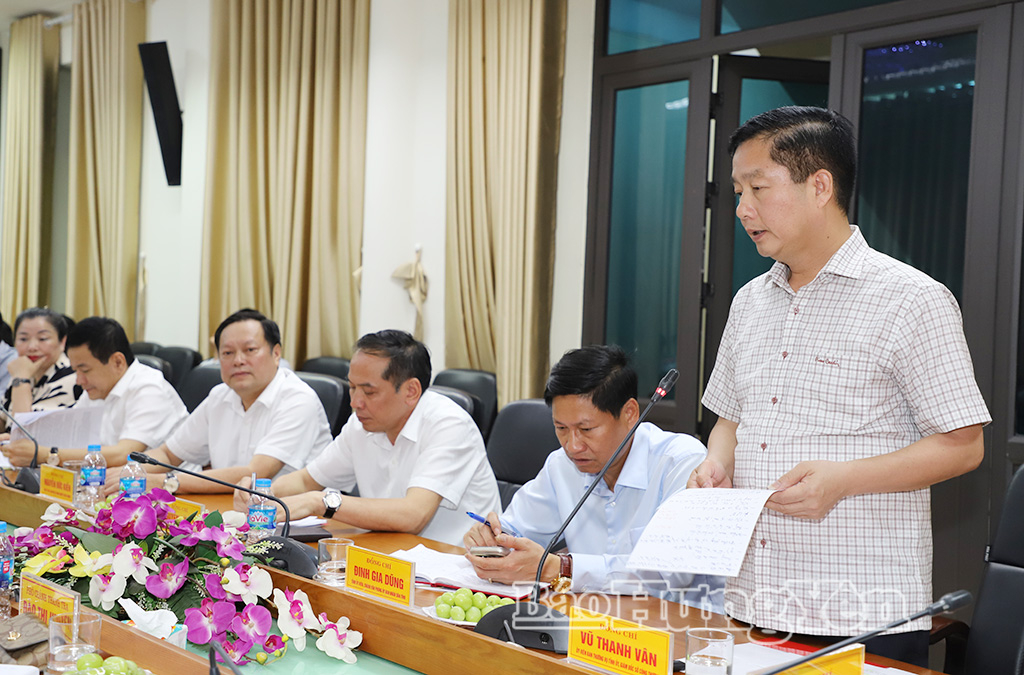 Các đại biểu trao đổi tại buổi làm việc.