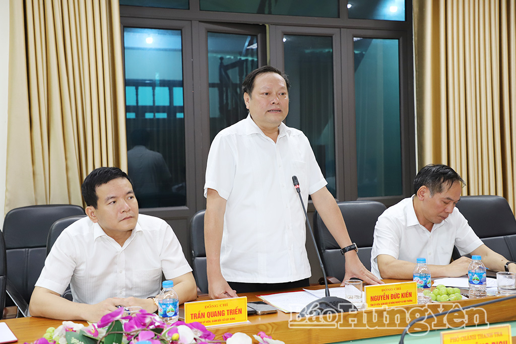 Các đại biểu trao đổi tại buổi làm việc.