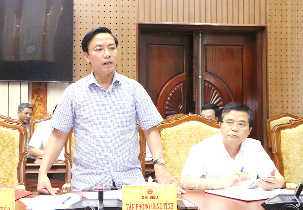 Đại diện Văn phòng UBND tỉnh phát biểu tại cuộc họp. 