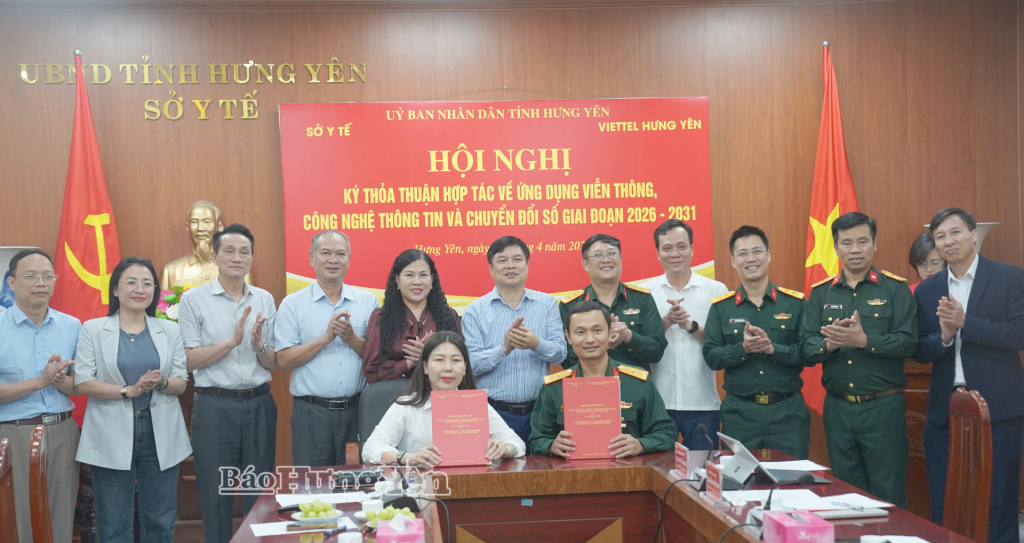 Đồng chí Phạm Văn Nghiêm, Phó Chủ tịch UBND tỉnh và các đại biểu chứng kiến lễ ký kết thỏa thuận hợp tác giữa Sở Y tế và Viettel VV88id nổ hũ.