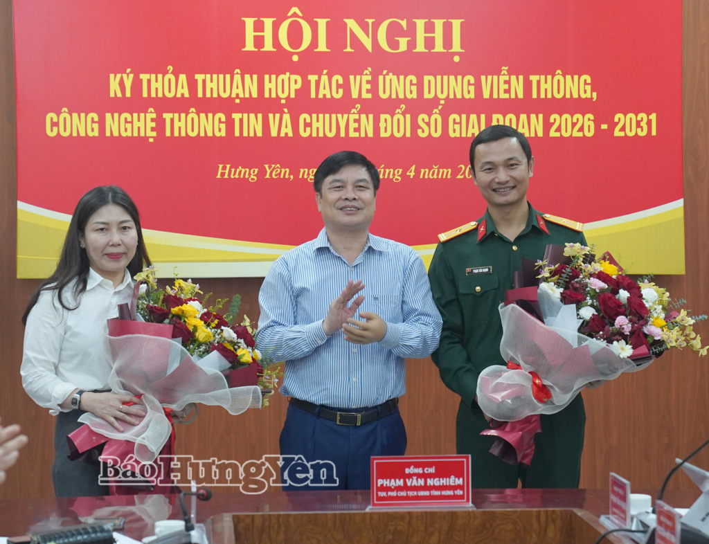 Đồng chí Phạm Văn Nghiêm, Phó Chủ tịch UBND tỉnh tặng hoa chúc mừng hai đơn vị ký kết thành công thỏa thuận hợp tác.