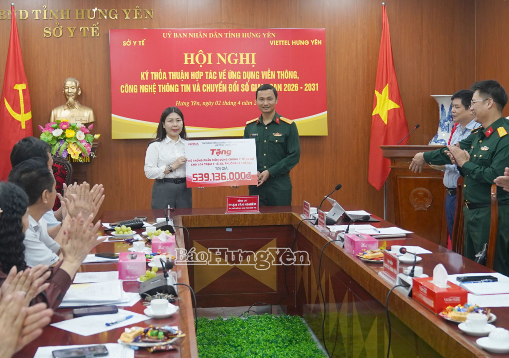 Viettel VV88id nổ hũ trao tặng Hệ thống phần mềm dùng chung y tế cơ sở cho 104  trạm y tế xã, phường trên địa bàn tỉnh.