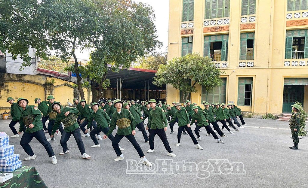 Giờ học môn Giáo dục quốc phòng và an ninh ở Trường THPT Hưng Yên.