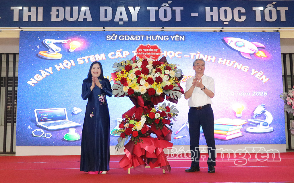Đồng chí Giám đốc Sở Giáo dục và Đào tạo tặng hoa chúc mừng ngày hội STEM cấp tiểu học tỉnh Hưng Yên năm học 2025 – 2026.