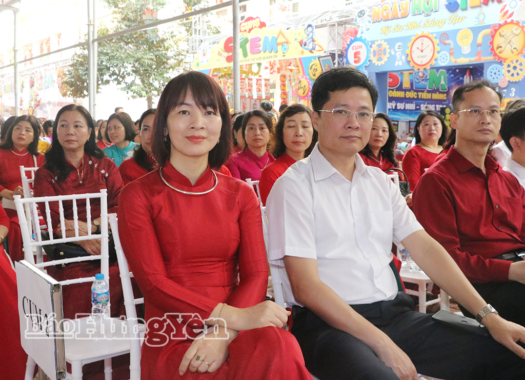 Các đại biểu dự chương trình.