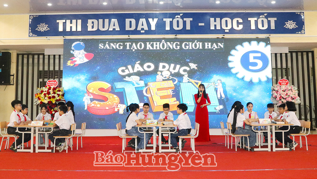 Giáo viên Trường Tiểu học Như Quỳnh (xã Như Quỳnh) thực hành hoạt động giáo dục STEM.