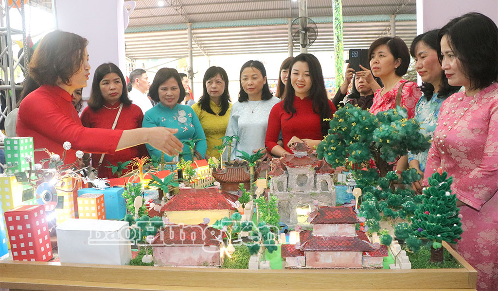 Các đại biểu tham quan gian hàng trưng bày tại ngày hội STEM cấp tiểu học tỉnh Hưng Yên năm học 2025 – 2026.