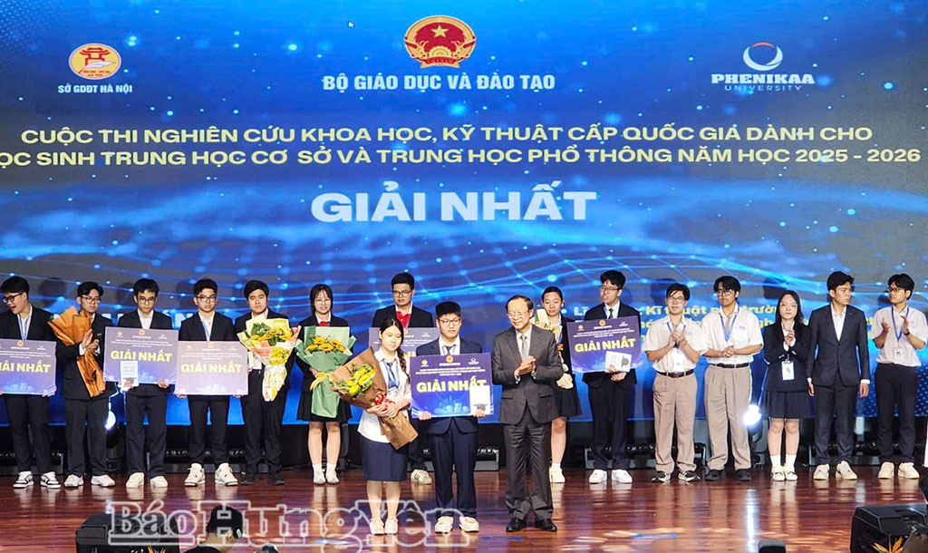 Thứ trưởng Thường trực Bộ Giáo dục và Đào tạo Phạm Ngọc Thưởng trao giải Nhất cuộc thi nghiên cứu khoa học, kỹ thuật cấp quốc gia dành cho học sinh THCS và THPT năm học 2025 - 2026 cho dự án của học sinh Trường THPT Yên Mỹ.