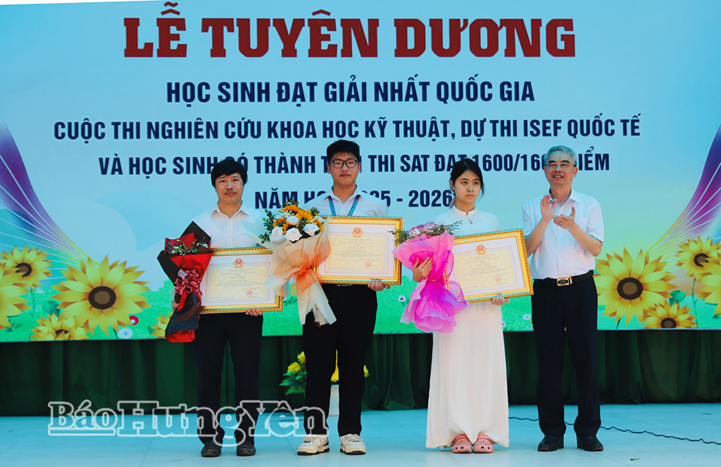 Đồng chí Giám đốc Sở Giáo dục và Đào tạo trao Bằng khen của Chủ tịch UBND tỉnh tặng cho thầy giáo Nguyễn Hữu Bằng, em Trần Quang Huy, em Hoàng Ngọc Kim Châu. 