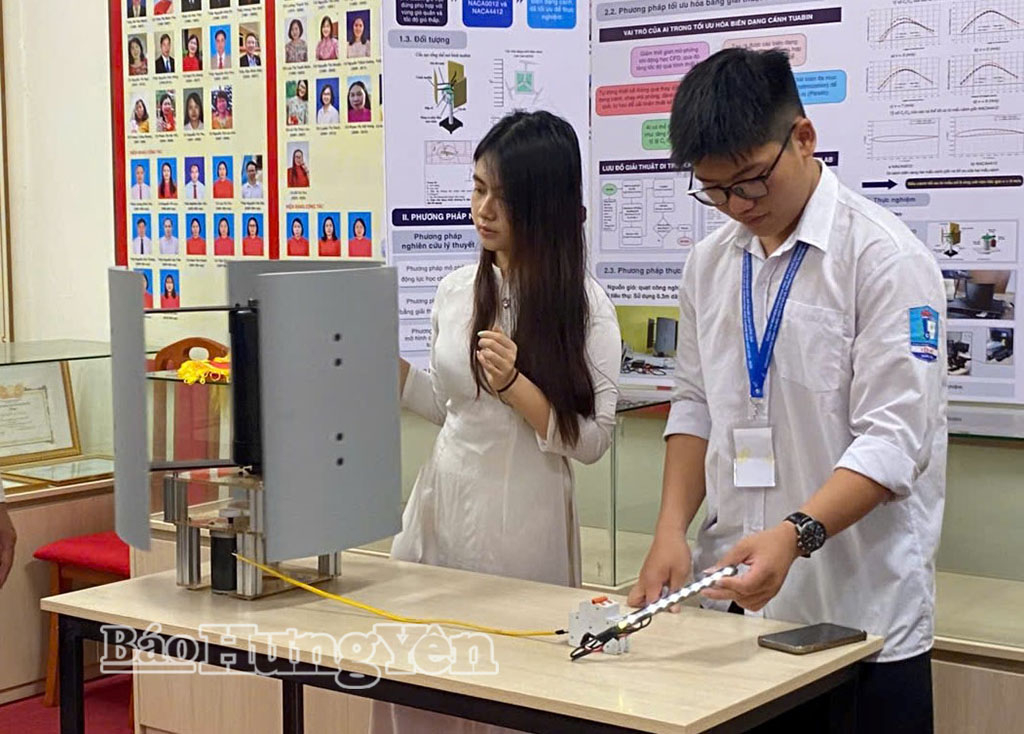 Các em: Hoàng Ngọc Kim Châu, Trần Quang Huy bên mô hình dự án đạt giải Nhất cuộc thi nghiên cứu khoa học kỹ thuật cấp quốc gia dành cho học sinh THCS và THPT. 