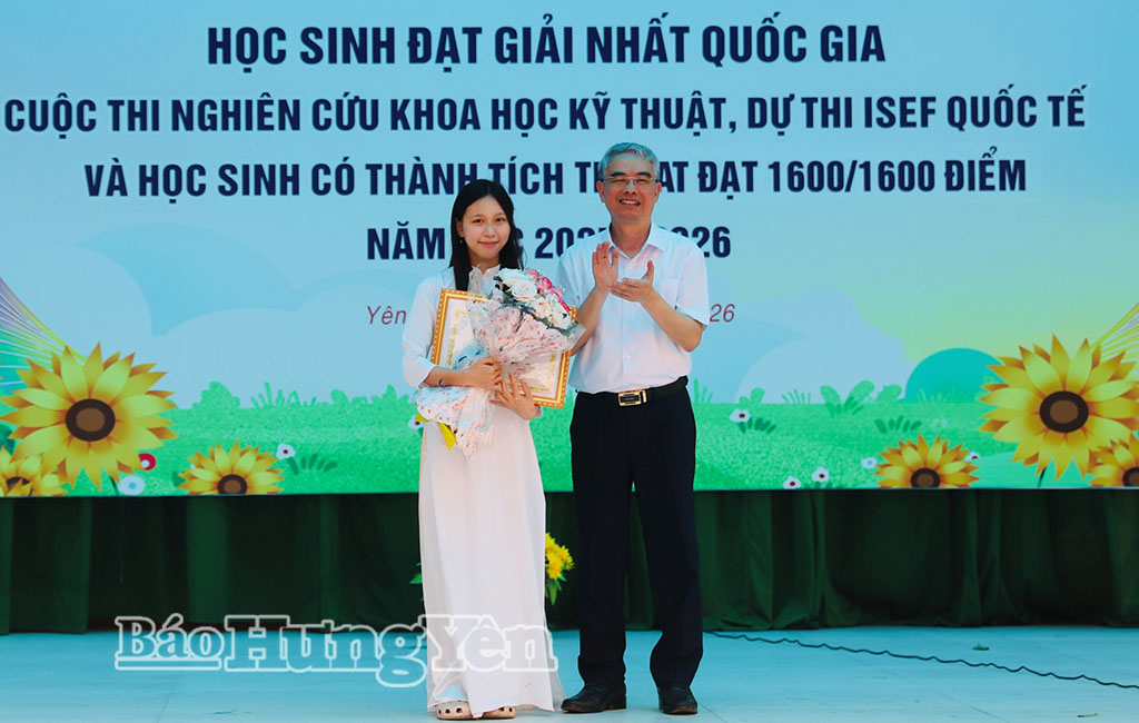Đồng chí Giám đốc Sở Giáo dục và Đào tạo tặng giấy khen cho em Vũ Ngọc Quỳnh Anh - đạt 1.600/1.600 điểm tại kỳ thi SAT. 