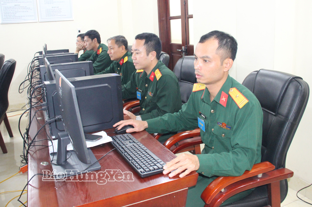 Thí sinh thi phần thi nhận thức bằng hình thức trắc nghiệm trên máy tính.