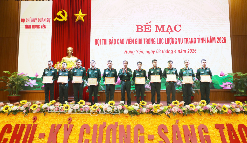 Ban Tổ chức trao giải Nhất, Nhì, Ba cho các thí sinh đoạt giải.