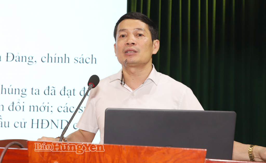 Tiến sĩ Nguyễn Tri Thức (Tạp chí Cộng sản) truyền đạt chuyên đề