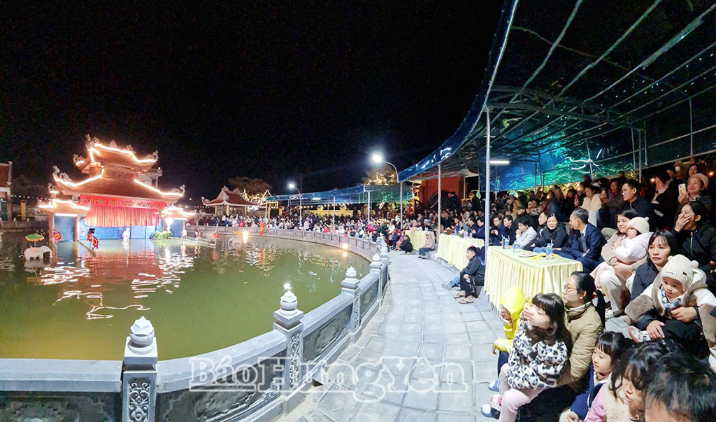 Buổi biểu diễn nào của phường rối nước Nguyên Xá cũng thu hút đông đảo khán giả đủ lứa tuổi đến xem.