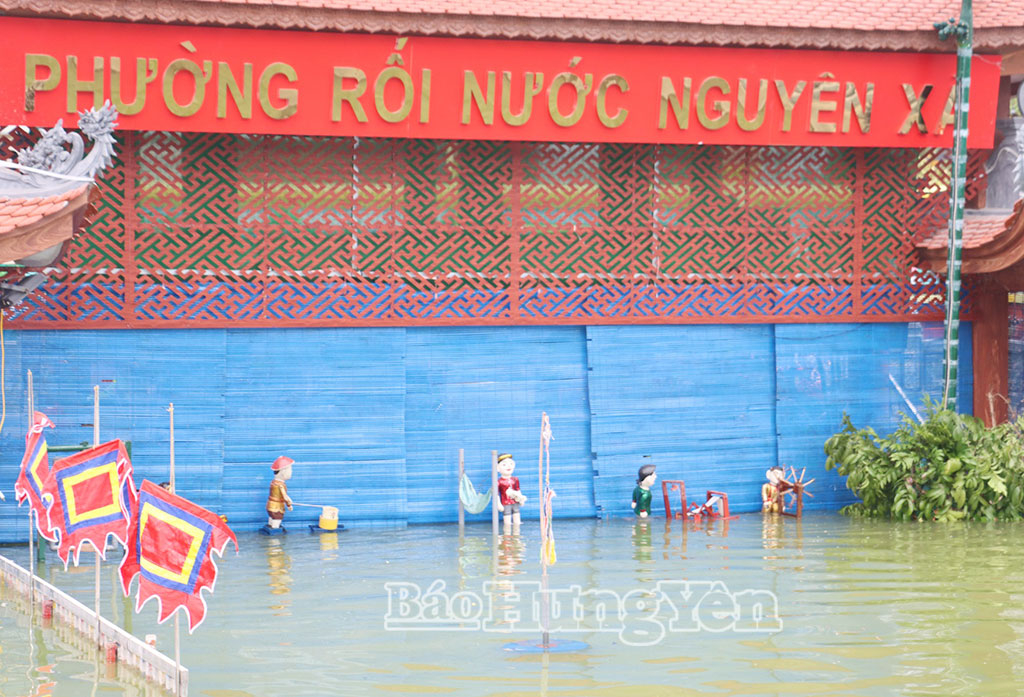 Cảnh sinh hoạt nông thôn xưa và sản xuất nông nghiệp được các nghệ nhân diễn lại bằng các con rối.