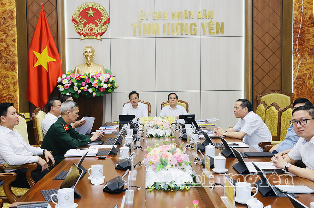 Các đồng chí: Nguyễn Hữu Nghĩa, Ủy viên Ban Chấp hành Trung ương Đảng, Bí thư Tỉnh ủy; Phạm Quang Ngọc, Ủy viên Ban Chấp hành Trung ương Đảng, Phó Bí thư Tỉnh ủy, Chủ tịch UBND tỉnh và các đại biểu dự hội nghị tại điểm cầu tỉnh Hưng Yên. 