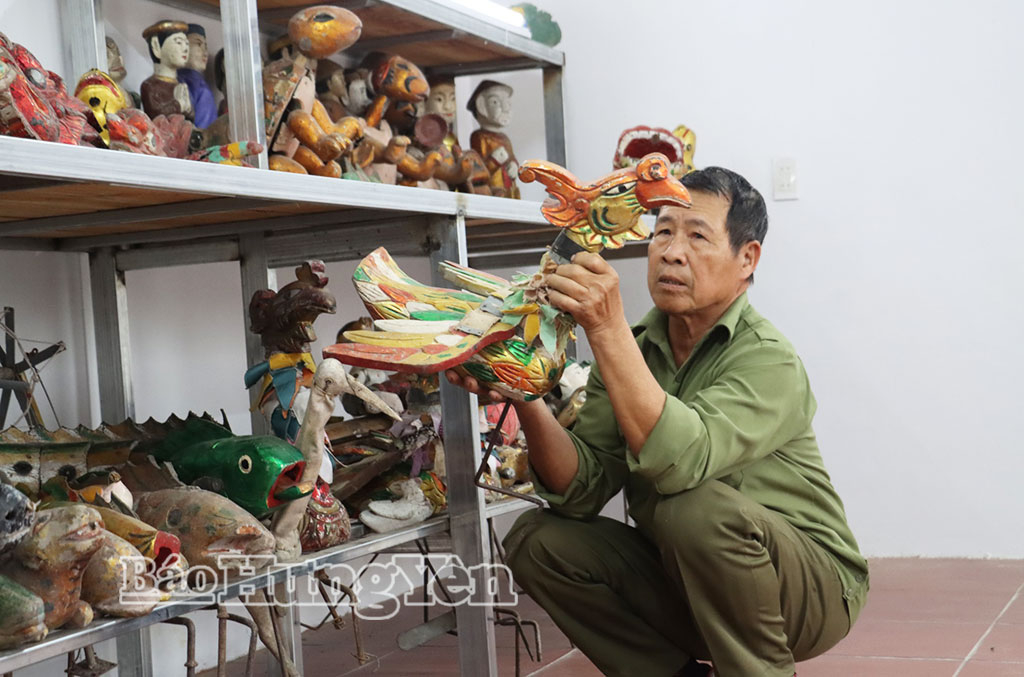 Nghệ nhân Nhân dân Nguyễn Đình Bẩy, Trưởng phường rối nước Nguyên Xá kiểm tra các con rối.