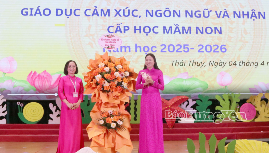 Lãnh đạo Sở Giáo dục và Đào tạo chúc mừng cụm chuyên môn giáo dục mầm non số 16. 