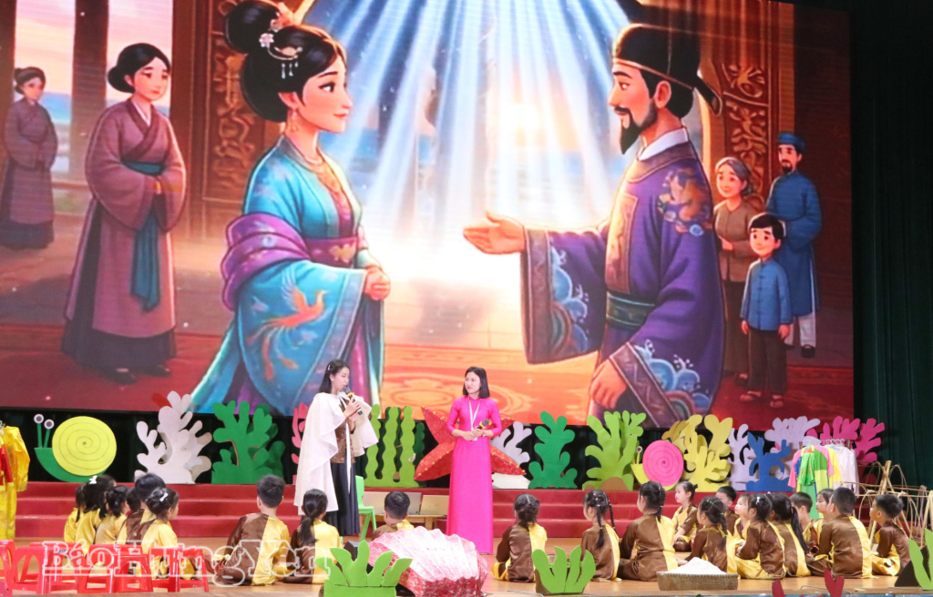 Cô và trò Trường Mầm non Diêm Điền (xã Thái Thụy) trong tiết dạy minh họa kể chuyện