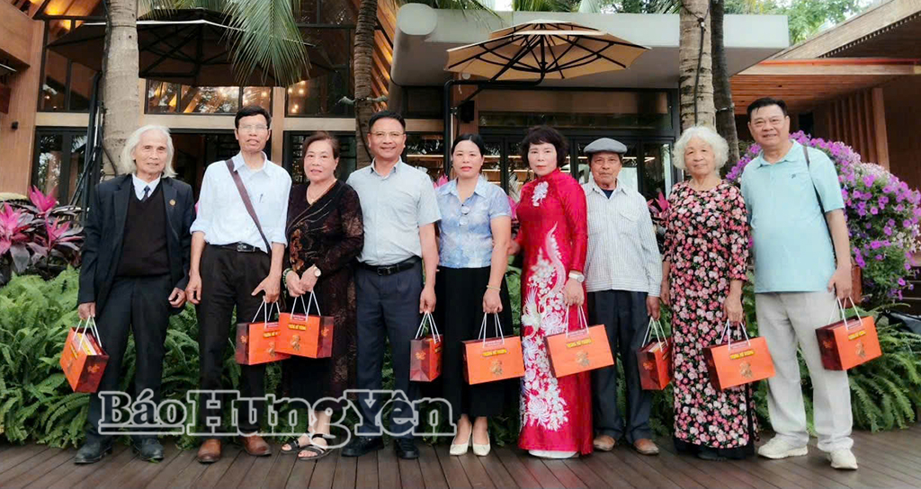 Các hội viên Chi hội Nhà văn Việt Nam tỉnh Hưng Yên trong chuyến công tác thực tế sáng tác năm 2026.