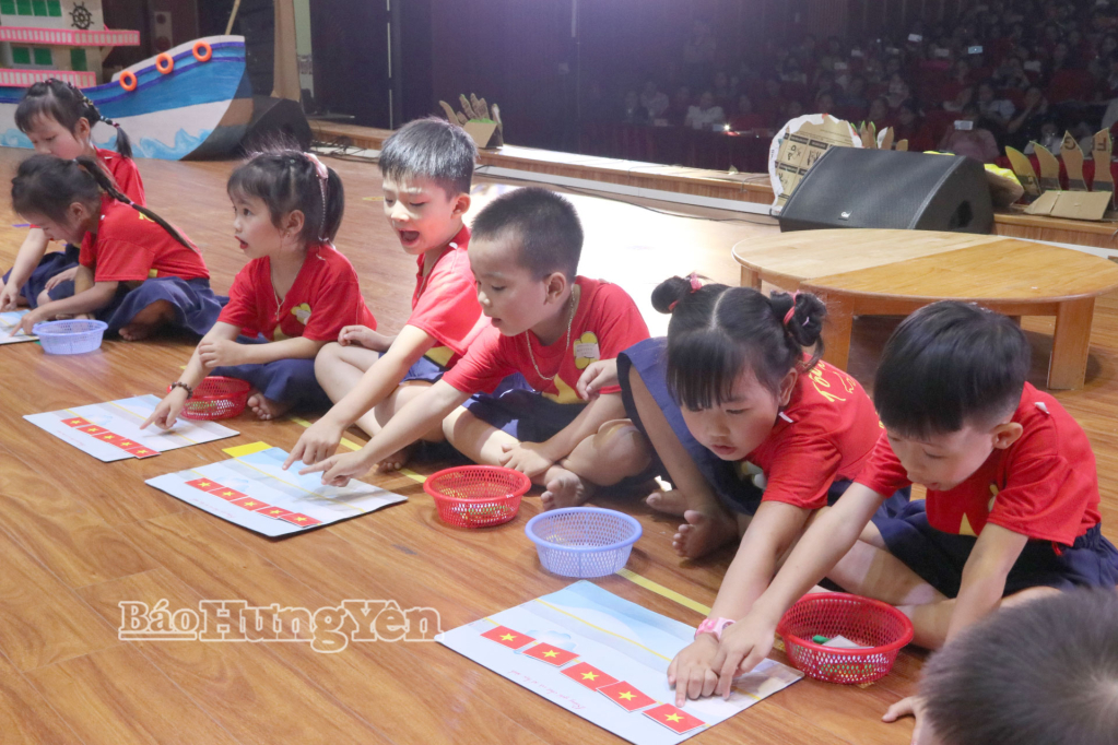 Học sinh Trường Mầm non Mỹ Lộc (xã Đông Thái Ninh) trong tiết làm quen với toán