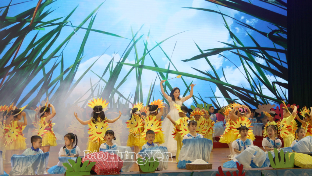 Cô và trò Trường Mầm non Diêm Điền (xã Thái Thụy) biểu diễn nhạc kịch với chủ đề