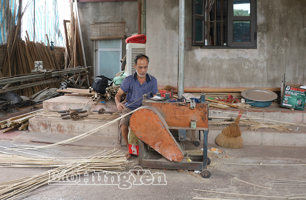 Nhiều công đoạn sản xuất đã được bán thủ công nhằm tăng năng suất.