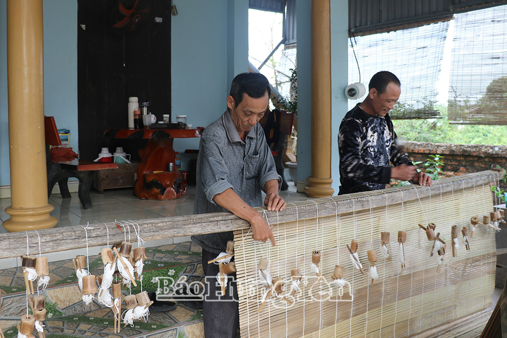 Người dân thôn Đa Quang tỉ mỉ hoàn thiện công đoạn đan mành truyền thống.