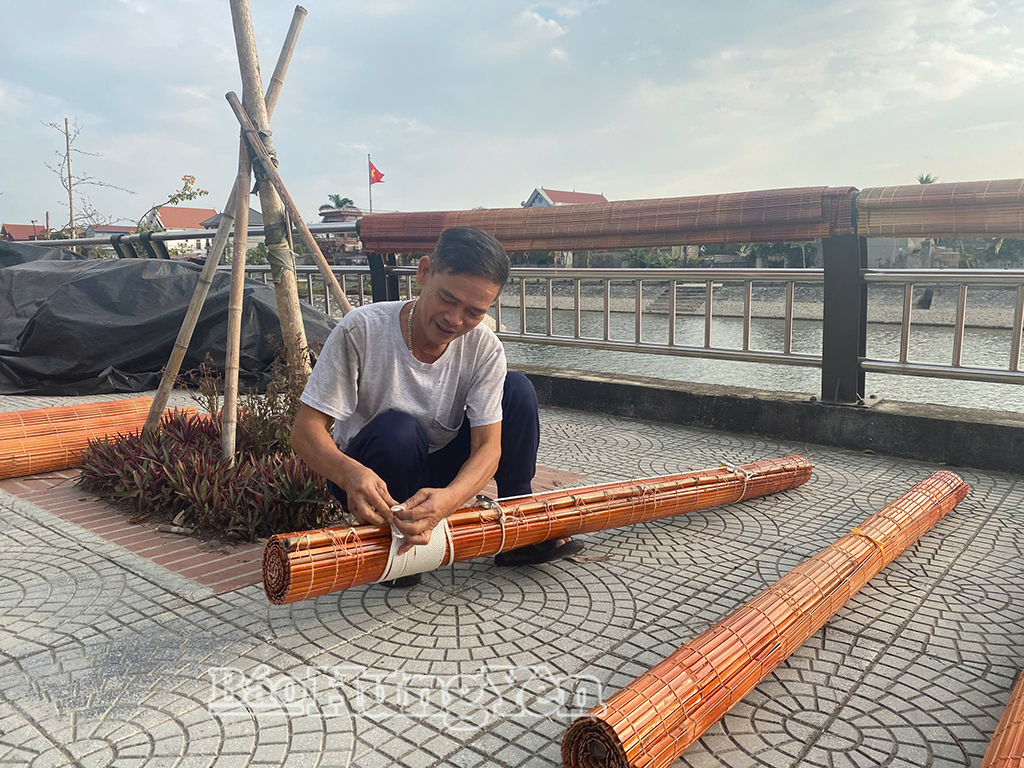 Những chiếc mành được luồn dây, kéo khóa đưa đi tiêu thụ, thị trường chủ yếu là các tỉnh miền Trung, miền Nam.