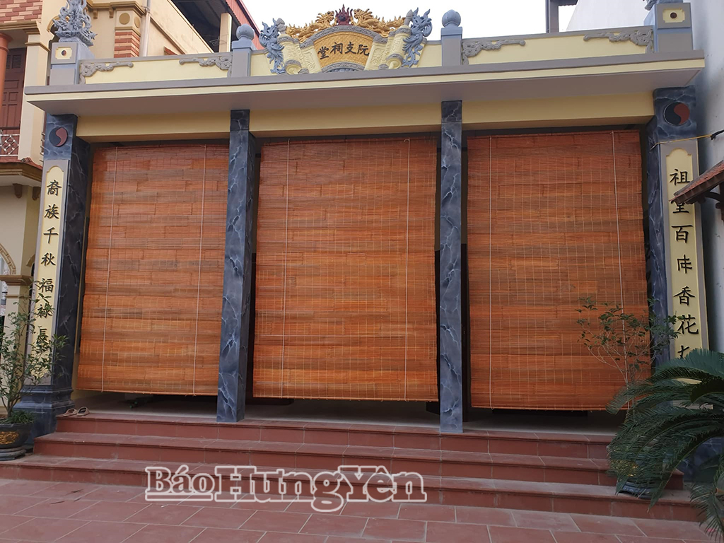 Những tấm mành mộc mạc, dân dã được treo dưới hiên, vừa che nắng, chắn mưa, vừa tạo không gian gần gũi với đời sống sinh hoạt của người dân.