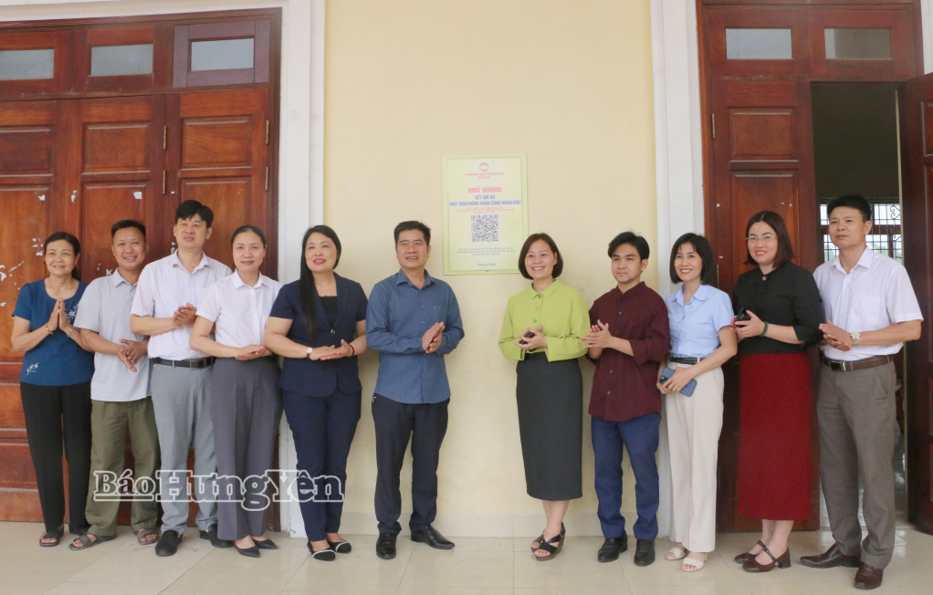 Ra mắt mô hình hòm thư trực tuyến “Kết nối số - Mặt trận với Nhân dân” tại thôn Cát Lư, xã Lạc Đạo.