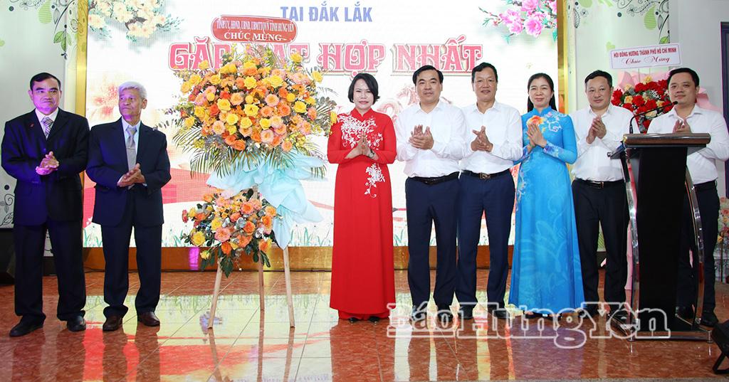 Đồng chí Quách Thị Hương, Ủy viên Ban Thường vụ Tỉnh ủy, Hiệu trưởng Trường Chính trị Nguyễn Văn Linh cùng đoàn công tác của tỉnh tặng hoa và trao quà của Tỉnh ủy, HĐND, UBND, Ủy ban MTTQ Việt Nam tỉnh chúc mừng Hội đồng hương Hưng Yên tại tỉnh Đắk Lắk.