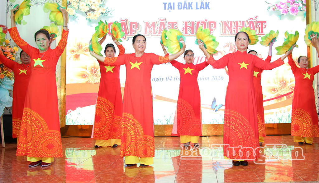 Sôi nổi tiết mục văn nghệ của các hội viên Hội đồng hương Hưng Yên tại tỉnh Đắk Lắk.