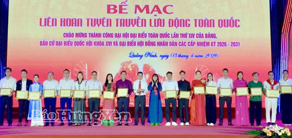 Đội Tuyên truyền lưu động tỉnh Hưng Yên nhận khen thưởng cho tiết mục đạt giải A.