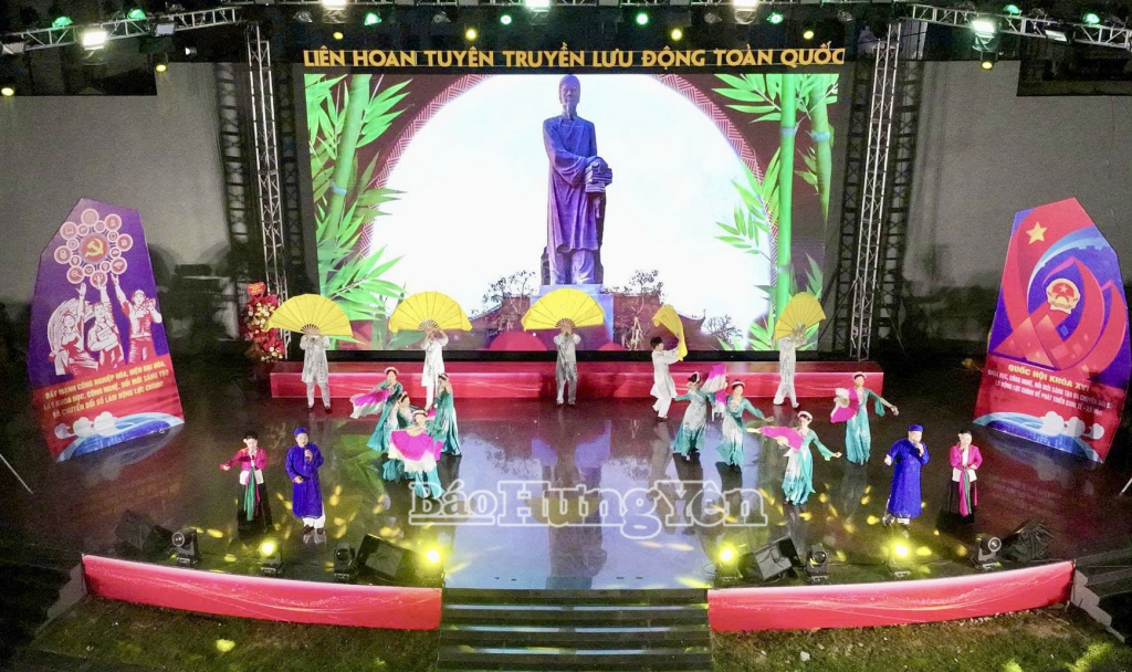 Đội Tuyên truyền lưu động tỉnh Hưng Yên biểu diễn tiết mục hát chèo 