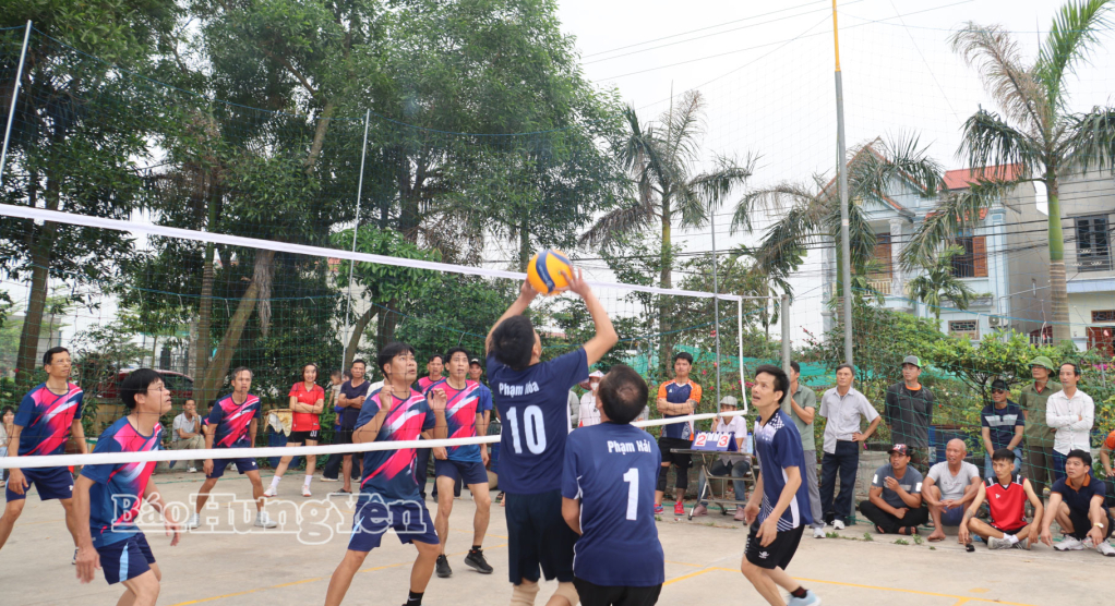 Thi đấu môn bóng chuyền hơi nam.