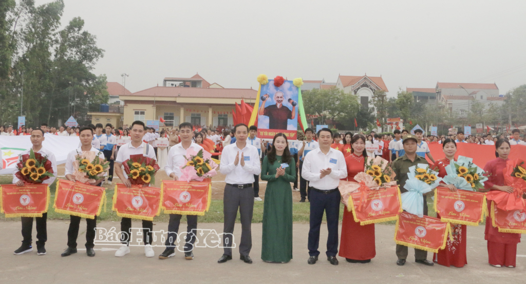 Các đại biểu tặng cờ lưu niệm và hoa các đoàn vận động viên tham gia Đại hội.