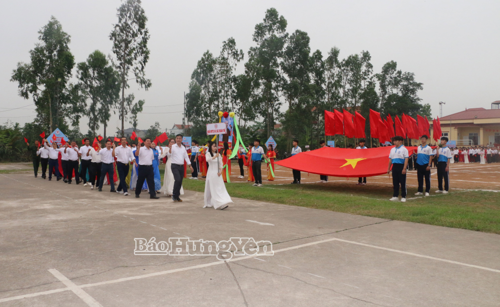 Diễu hành biểu dương lực lượng tại lễ khai mạc Đại hội.