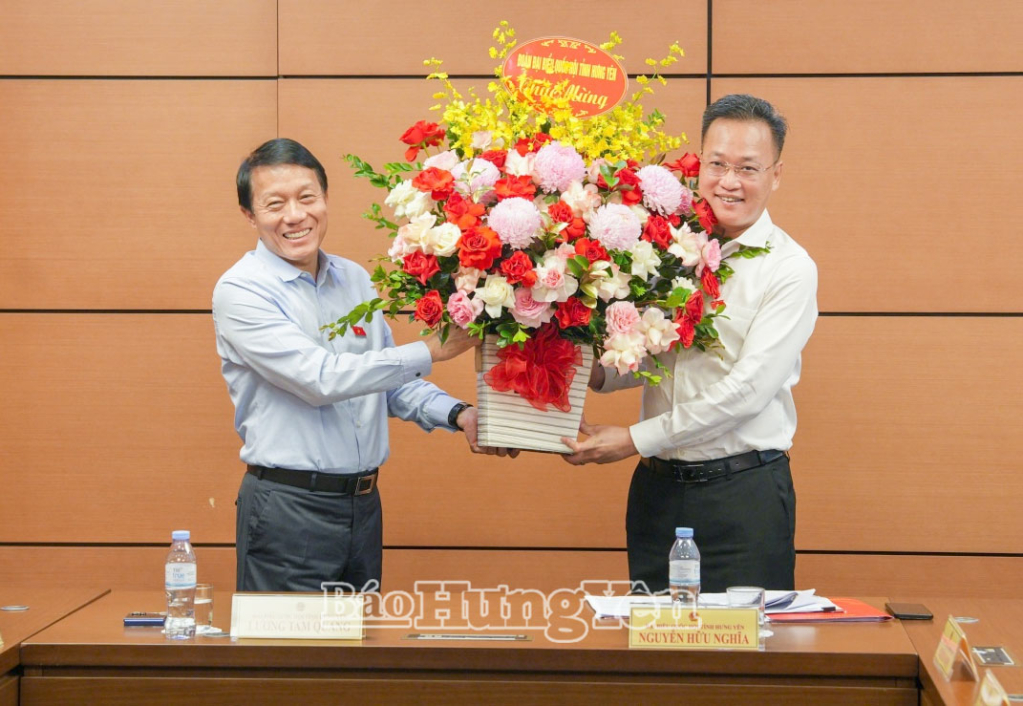 Đại tướng Lương Tam Quang, Ủy viên Bộ Chính trị, Bộ trưởng Bộ Công an tặng hoa chúc mừng đồng chí Nguyễn Hữu Nghĩa, Ủy viên Ban Chấp hành Trung ương Đảng, Bí thư Tỉnh ủy, Trưởng đoàn ĐBQH tỉnh Hưng Yên khóa XVI.